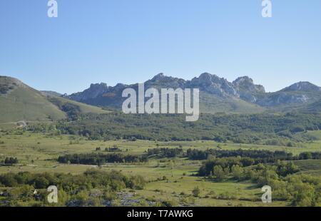 Paesaggio di montagna in primavera, Dabarski kukovi sulla montagna di Velebit Foto Stock