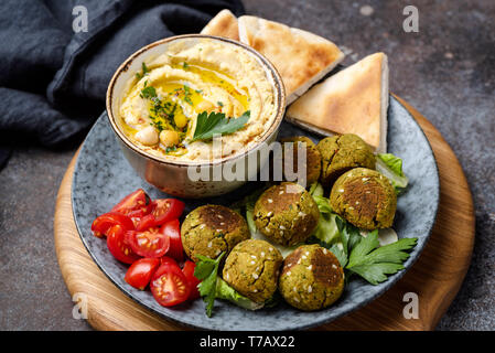 Falafel hummus e pane pita antipasto. Arabian o cucina vegetariana Foto Stock