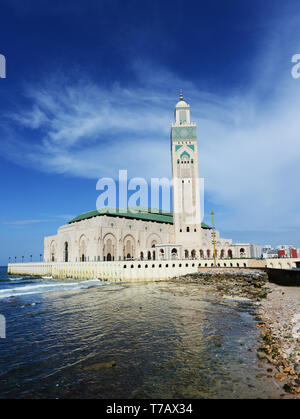 Una vista della Moschea di Hassan II con l'Oceano Atlantico. Foto Stock