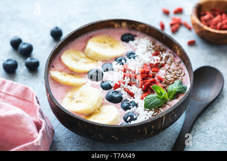 Una sana Acai ciotola guarnita con frutta, bacche, semi. Primo piano. La perdita di peso, Mangiare Sano, cibo vegan Concept Foto Stock