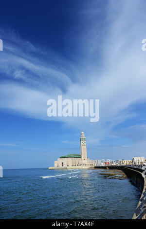 Una vista della Moschea di Hassan II con l'Oceano Atlantico. Foto Stock