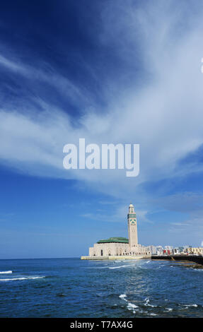 Una vista della Moschea di Hassan II con l'Oceano Atlantico. Foto Stock