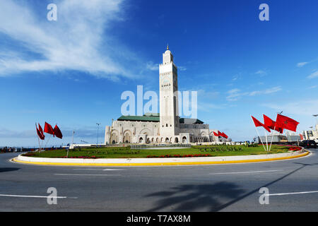 La moschea di Hassan II come si vede dal Boulevard Sidi Mohamed Ben Abdellah in Casablanca. Foto Stock