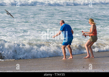 I turisti in piedi sul litorale in attesa di un'onda su Fistral Beach in Newquay in Cornovaglia. Foto Stock