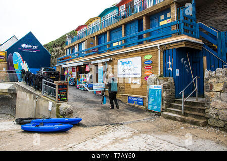 Noleggio surf shop a Towan Beach in Newquay in Cornovaglia. Foto Stock