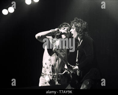 Colonia, Germania: Mick Jagger e Keith Richards dei Rolling Stones si esibisce dal vivo sul palco del Sportshalle a Colonia, in Germania il 2° giugno 1976 come parte del loro tour dell'Europa '76. Foto Stock