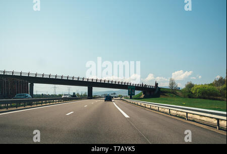 Francia - Apr 19, 2019: Driver punto di vista POV in autostrada francese con vetture di guida veloce sotto il ponte Foto Stock