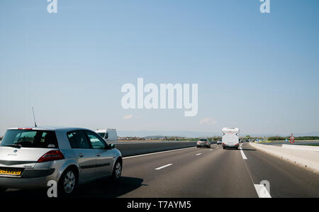 Francia - Apr 19, 2019: la luce del traffico su autostrada francese in prospettiva a lungo autoroute A francese montagne Vosges Renault Megane e RV van nella parte anteriore Foto Stock