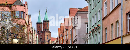 Immagine panoramica città di Legnica, una delle più antiche città della Polonia sudoccidentale, parte centrale della bassa Slesia, campanile della diocesi cattolica romana Foto Stock