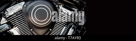 Motore per motociclo close-up immagine ritagliata sfondo nero copia spazio per annunci di testo Foto Stock
