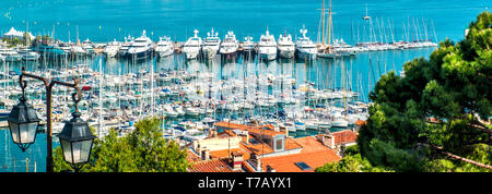 Vista panoramica dalla cima ormeggiate imbarcazioni nautiche barche yacht ormeggiati nel porto Le Vieux e La Croisette di Cannes, Francia Foto Stock