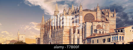 Panorama Cattedrale di Palma de Mallorca o La Seu è stato costruito su una scogliera che sorge fuori del mare. Esterno romano gotica chiesa cattolica, Spagna Foto Stock