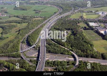 Vista aerea dell'autostrada M60 a J14 con un580 road, la Wardley Park & Ride, guardando a nord verso la M61. Worsley, Manchester Foto Stock