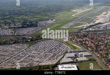 Vista aerea di parcheggi intorno all'Aeroporto di Manchester Foto Stock