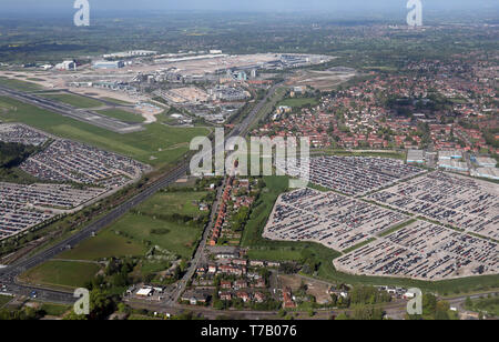 Vista aerea di parcheggi intorno all'Aeroporto di Manchester Foto Stock