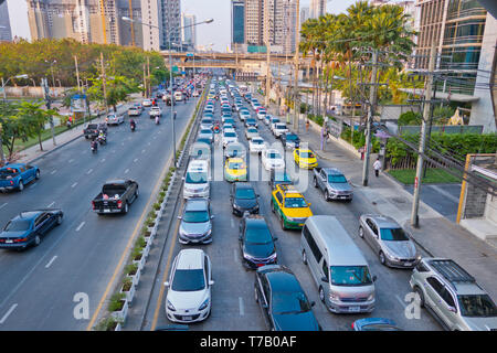 Ora di punta del traffico, nella zona di intersezione di Phetchaburi Road e Asok Road, Sukhumvit Bangkok, Thailandia Foto Stock