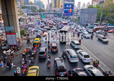 Ora di punta del traffico, nella zona di intersezione di Phetchaburi Road e Asok Road, Sukhumvit Bangkok, Thailandia Foto Stock