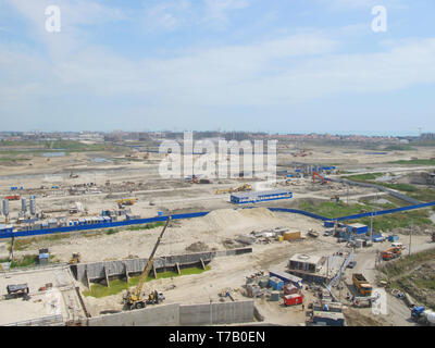 Costruzione di un nuovo stadio. Un sacco di tecnologia di costruzione. Vista da sopra. Costruzione di un nuovo impianto sportivo. Grande Scala costruzione. Foto Stock