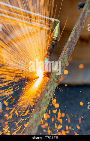 Taglio attraverso il ferro battuto con una torcia a gas Foto Stock