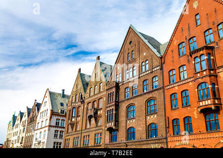 Edifici in mattoni con gables ricostruito per far corrispondere la storica hanseatic edifici di Bryggen, Bergen, Norvegia Foto Stock