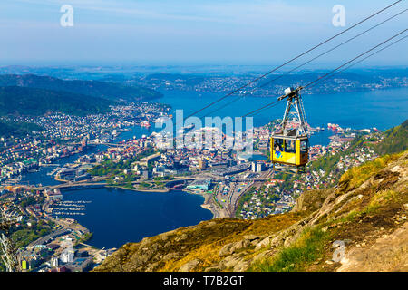 Ulriken643 cavo giallo auto il trasporto di passeggeri da e per Ulriken montagna con vista panoramica di Bergen, Norvegia in background Foto Stock