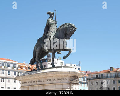 Statua equestre in Praça da Figueira market place a Lisbona Foto Stock