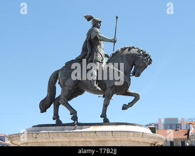 Statua equestre in Praça da Figueira market place a Lisbona Foto Stock