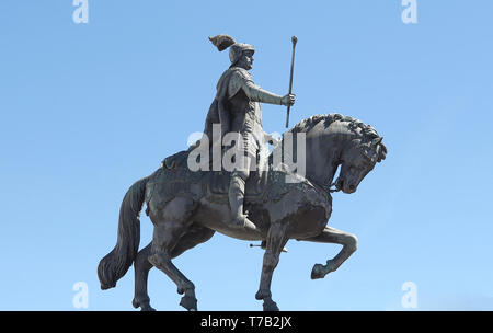 Statua equestre in Praça da Figueira market place a Lisbona Foto Stock