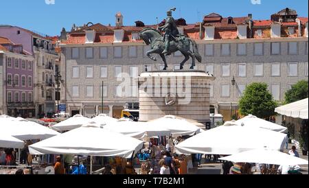 Statua equestre in Praça da Figueira market place a Lisbona Foto Stock