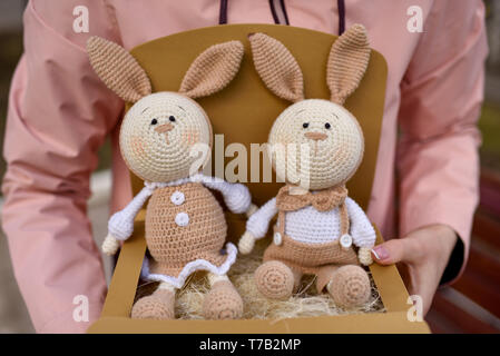 SYKTYVKAR, Russia - 05 Maggio 2019: immagine illustrativa. Coniglio a maglia giocattolo nella tecnica di maglieria amigurumi Foto Stock