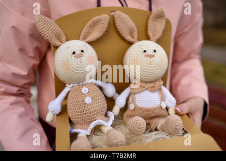 SYKTYVKAR, Russia - 05 Maggio 2019: immagine illustrativa. Coniglio a maglia giocattolo nella tecnica di maglieria amigurumi Foto Stock