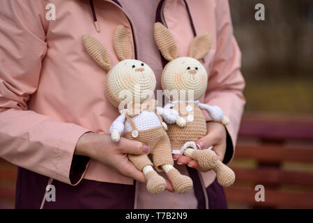 SYKTYVKAR, Russia - 05 Maggio 2019: immagine illustrativa. Coniglio a maglia giocattolo nella tecnica di maglieria amigurumi Foto Stock