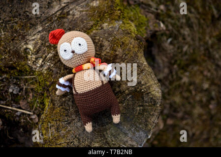 SYKTYVKAR, Russia - 05 Maggio 2019: immagine illustrativa. Il gufo giocattolo in maglia la tecnica di maglieria amigurumi Foto Stock