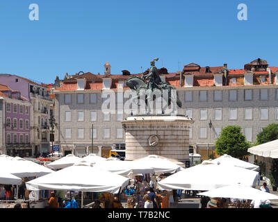 Statua equestre in Praça da Figueira market place a Lisbona Foto Stock