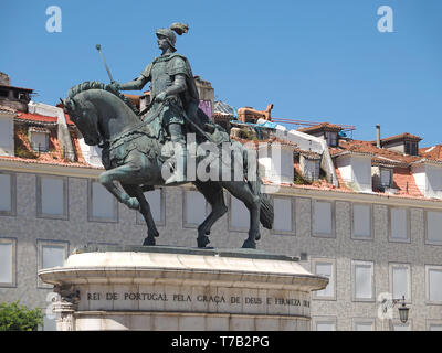 Statua equestre in Praça da Figueira market place a Lisbona Foto Stock