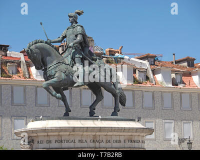 Statua equestre in Praça da Figueira market place a Lisbona Foto Stock