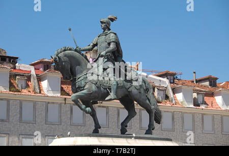 Statua equestre in Praça da Figueira market place a Lisbona Foto Stock