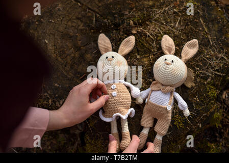 SYKTYVKAR, Russia - 05 Maggio 2019: immagine illustrativa. Coniglio a maglia giocattolo nella tecnica di maglieria amigurumi Foto Stock