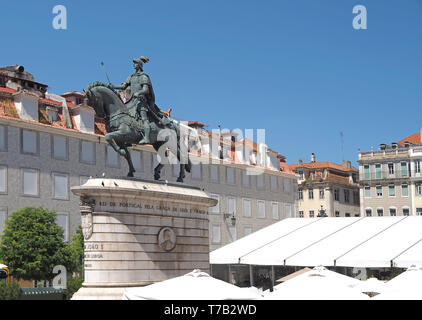 Statua equestre in Praça da Figueira market place a Lisbona Foto Stock