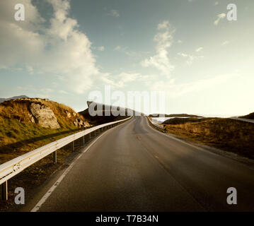 Oceano atlantico strada in Norvegia Foto Stock