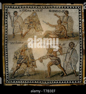 Mosaico romano. Calcari. Secutor versus retiarius. Raffigurazione di una lotta mortale tra il secutor Astianatte e il retiarius Kalendio. Il lanista (gladiator trainer) incoraggia il combattimento. Astianatte era il vincitore (l'iscrizione VICIT viene visualizzata accanto a Astianatte). Iii secolo D.C. Da Roma (Italia). Museo Archeologico Nazionale. Madrid. Spagna. Foto Stock