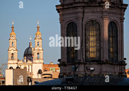 Il Santuario de la Virgen de Guadalupe con la cupola emisferica della Parroquia de Nuestra Señora de la Asunción chiesa in primo piano in Jalostotitlan, Stato di Jalisco, Messico. Foto Stock