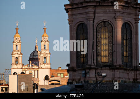 Il Santuario de la Virgen de Guadalupe con la cupola emisferica della Parroquia de Nuestra Señora de la Asunción chiesa in primo piano in Jalostotitlan, Stato di Jalisco, Messico. Foto Stock