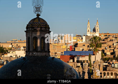 Il Santuario de la Virgen de Guadalupe con la cupola emisferica della Parroquia de Nuestra Señora de la Asunción chiesa in primo piano in Jalostotitlan, Stato di Jalisco, Messico. Foto Stock