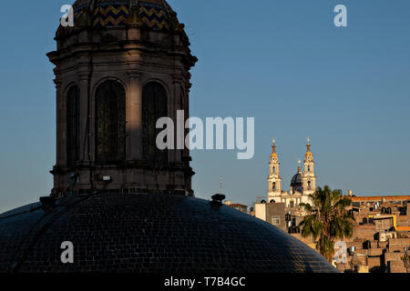 Il Santuario de la Virgen de Guadalupe con la cupola emisferica della Parroquia de Nuestra Señora de la Asunción chiesa in primo piano in Jalostotitlan, Stato di Jalisco, Messico. Foto Stock