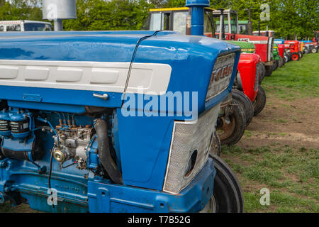 Vintage trattore eseguire da Ightham mote, National Trust, Kent, Ford 5000 Foto Stock