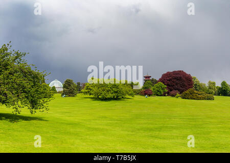 Torre giapponese visto durante le tempeste nel parco del castello di Laeken la casa belga della famiglia reale Foto Stock