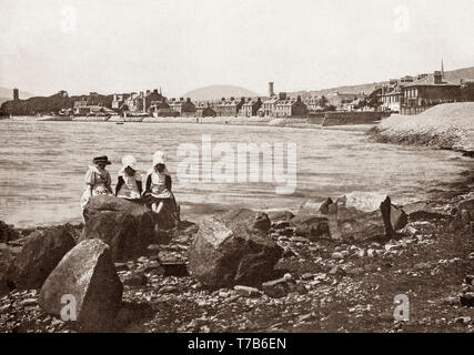 Un palazzo di fine ottocento vista di Helensburgh, una città nell'Helensburgh e Lomond Area di Argyll and Bute, Scozia. Glasgow in questo momento è stato sviluppando molto rapidamente come una città industriale, ma questa rapida crescita ha causato a sporcarsi, fumoso e sgradevole. Dopo l'arrivo di Glasgow, Dumbarton e Helensburgh Railway più ricche e la gente di affari di Glasgow potrebbe ora impostare home nella fresca aria di Doncaster e commutare ogni giorno tra i due luoghi. Questo ha portato ad una espansione della città verso nord fino in cima alla collina e la costruzione di molti notevoli ville in stile Vittoriano Foto Stock