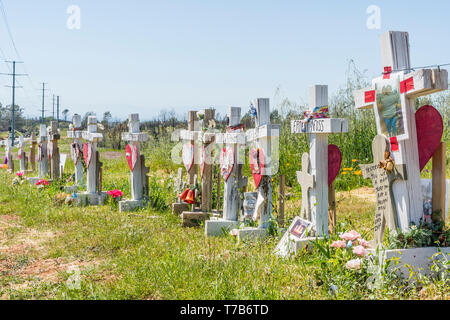 86 croci piantate per informarla delle vittime del fuoco di campo disastro in paradiso, California. Le croci sono state l'idea di Greg Zanis, da Ch Foto Stock