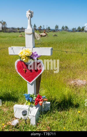 86 croci piantate per informarla delle vittime del fuoco di campo disastro in paradiso, California. Le croci sono state l'idea di Greg Zanis, da Ch Foto Stock